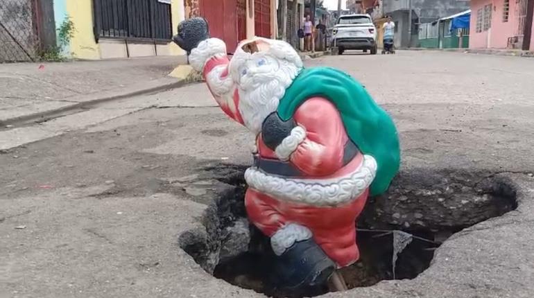 Adornan socavón de Villahermosa con figura de Santa Claus