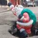 Adornan Socavón de Villahermosa con figura de Santa Claus