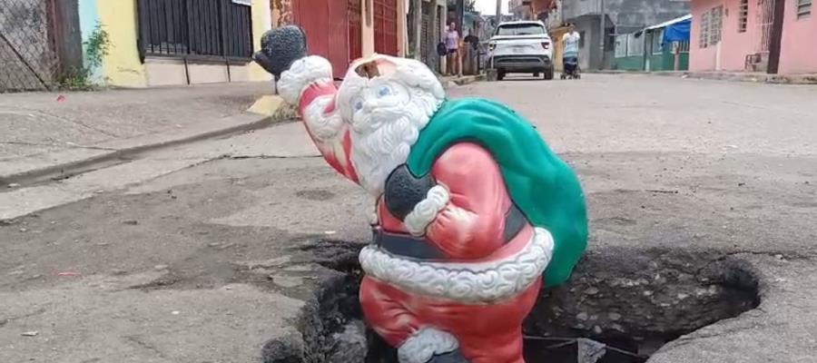 Adornan socavón de Villahermosa con figura de Santa Claus