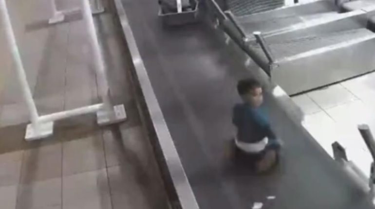 Niño "viaja" en banda transportadora de maletas en aeropuerto de Chile