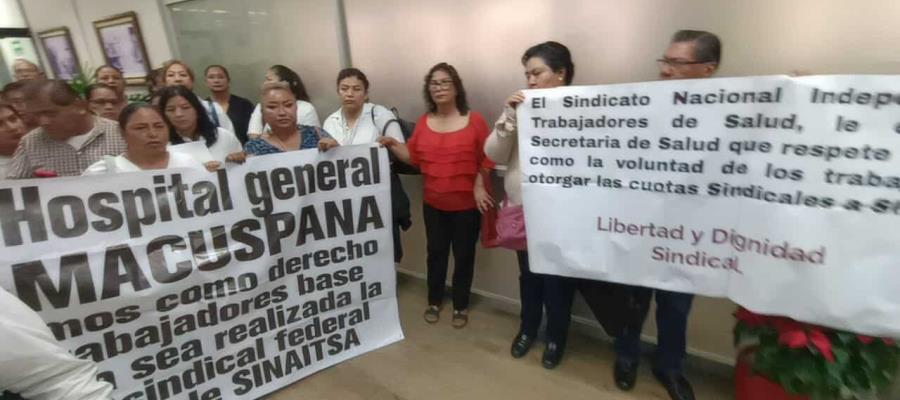 Se manifiestan trabajadores de Salud agremiados al SINAITSA, exigen pago de cuotas sindicales