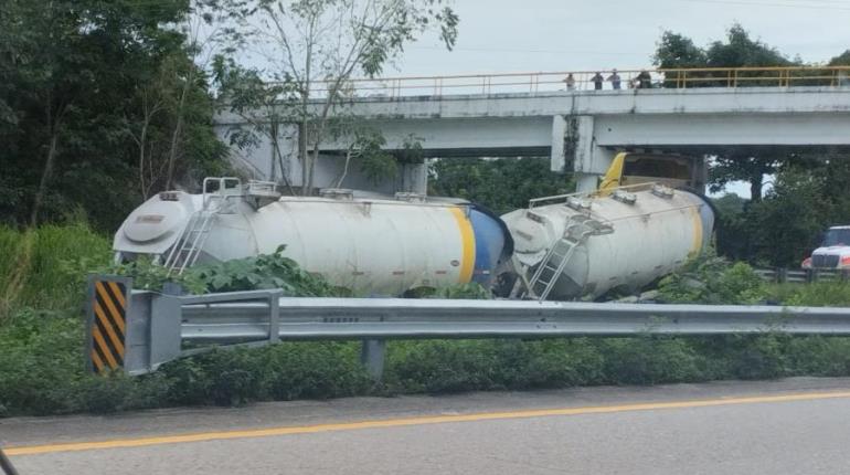 Pipa se sale de un puente y cae en cuneta de la Cárdenas-Coatzacoalcos