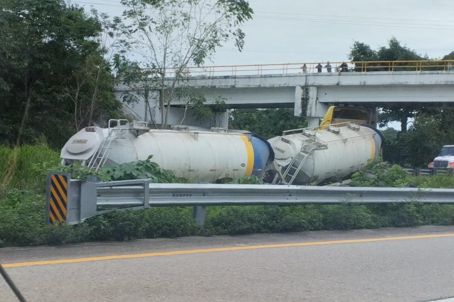 Pipa se sale de un puente y cae en cuneta de la Cárdenas-Coatzacoalcos