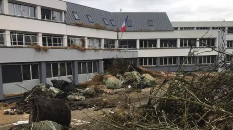 En protesta, agricultores de Francia rocían estiércol en edificios de gobierno