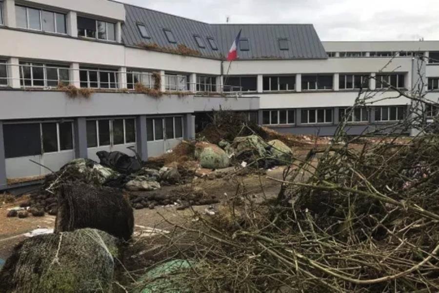 En protesta, agricultores de Francia rocían estiércol en edificios de gobierno