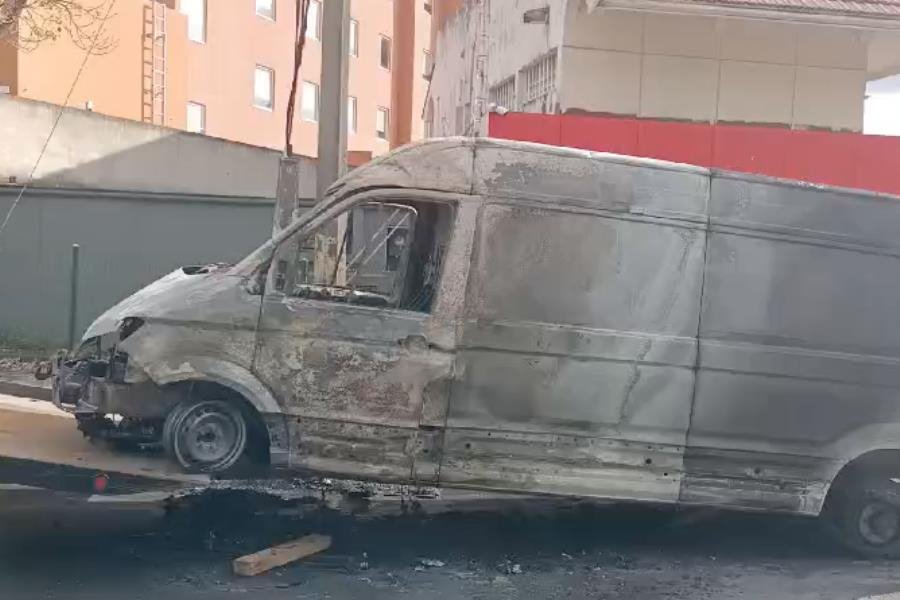 Se incendia camioneta cargada de medicamentos en Ruiz Cortines