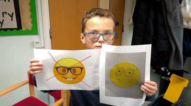 ¿Ofensivo? Niño pide a Apple modificar el emoji de "nerd" por uno de "genio"