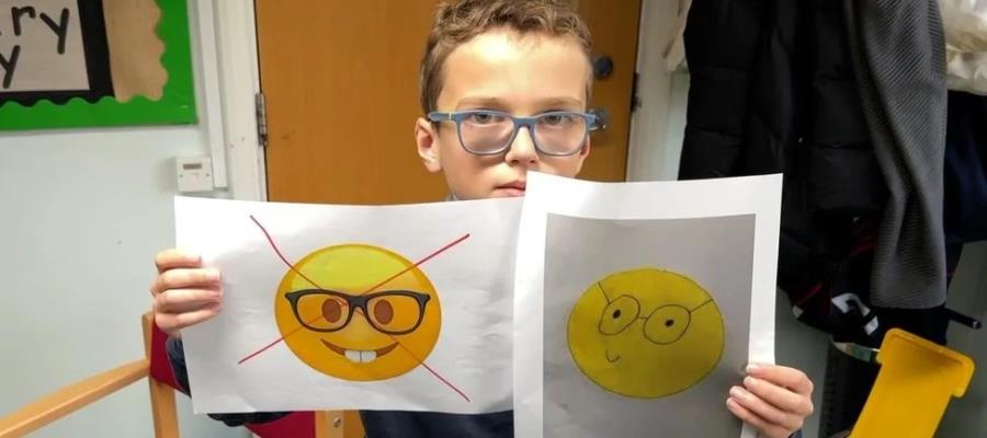 ¿Ofensivo? Niño pide a Apple modificar el emoji de "nerd" por uno de "genio"