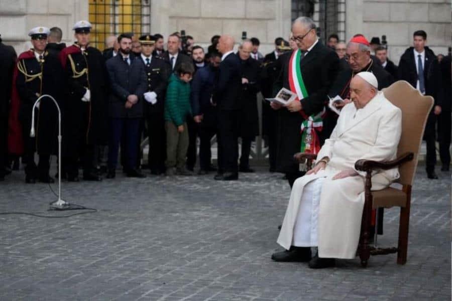 Reaparece Papa Francisco en público tras recuperarse de bronquitis