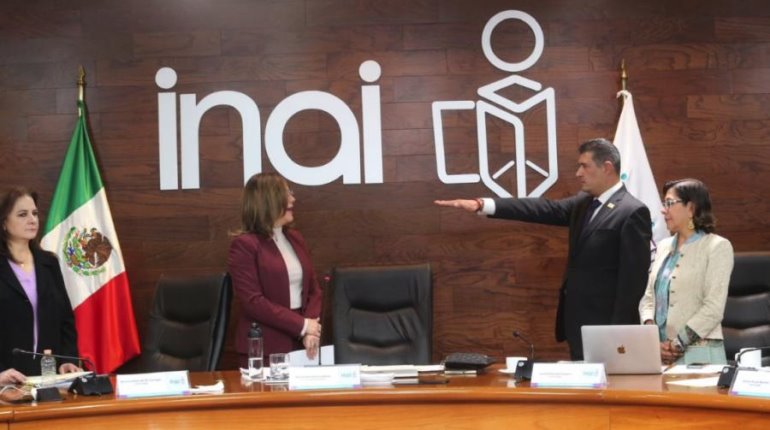 Eligen a Adrián Alcalá como presidente del INAI