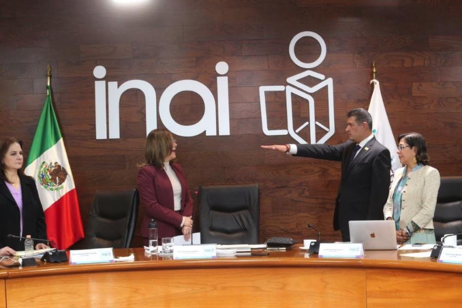 Eligen a Adrián Alcalá como presidente del INAI