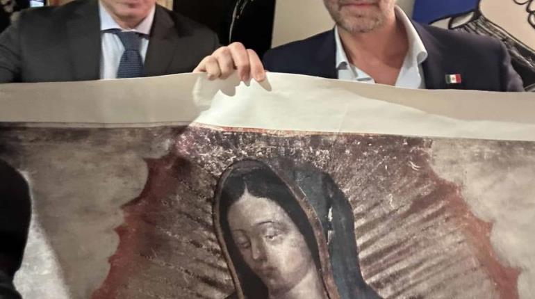 Acude Verástegui a toma de protesta de Milei y le regala imagen de la Virgen de Guadalupe