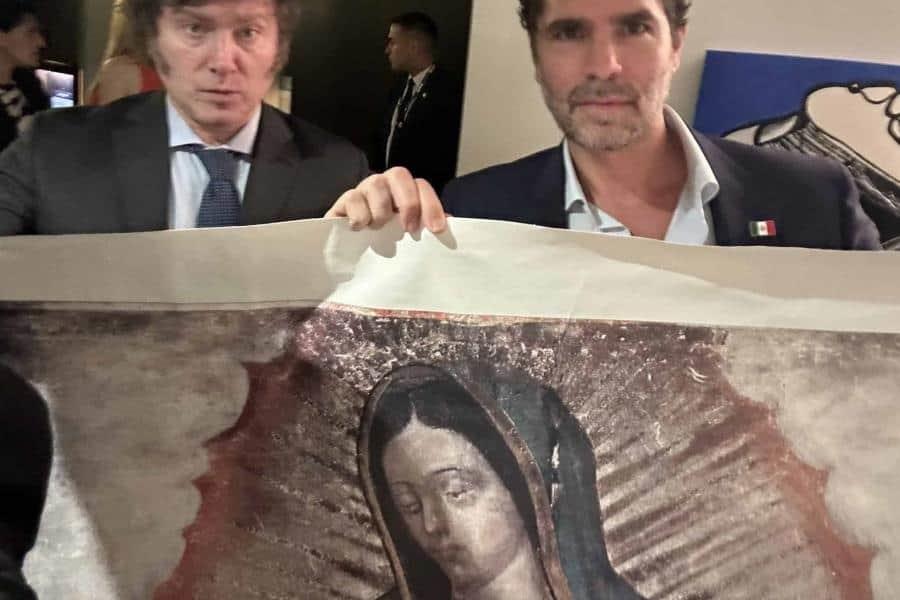 Acude Verástegui a toma de protesta de Milei y le regala imagen de la Virgen de Guadalupe