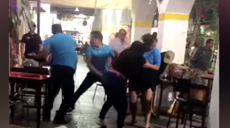 Meseros y clientes se enfrentan a golpes en bar del Centro de Villahermosa