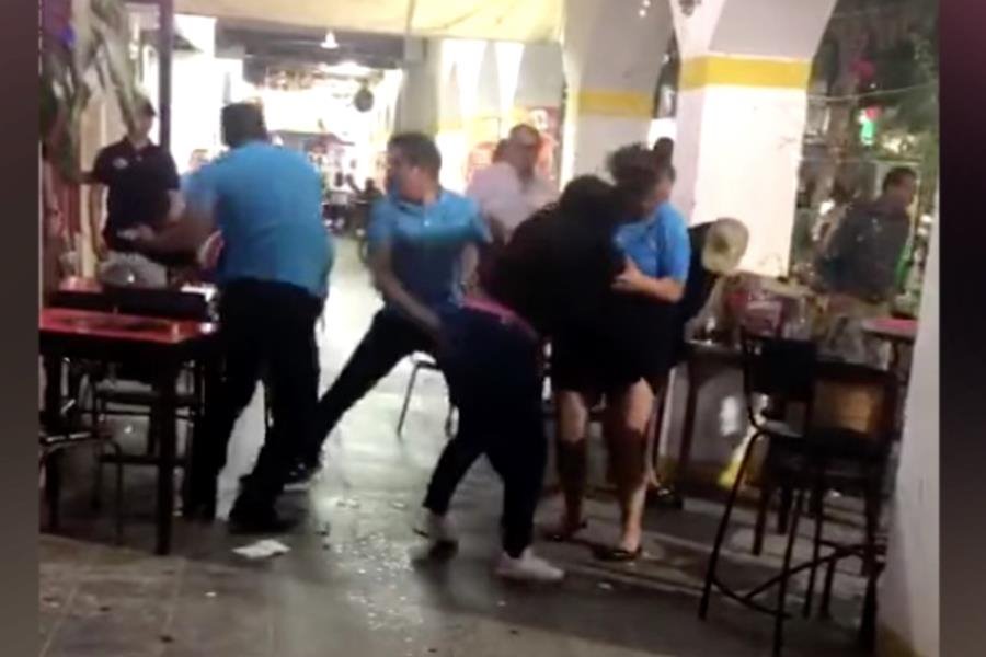 Meseros y clientes se enfrentan a golpes en bar del Centro de Villahermosa