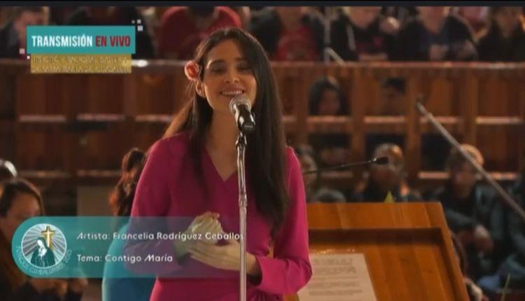 Tabasqueña le canta a la Virgen de Guadalupe en la Basílica