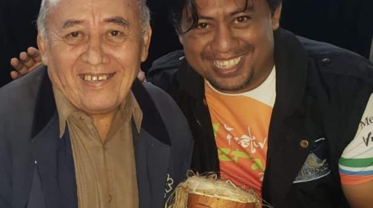 Salvador Alpuin recibe la presea artesanal Yokot´an en festival de teatro indígena