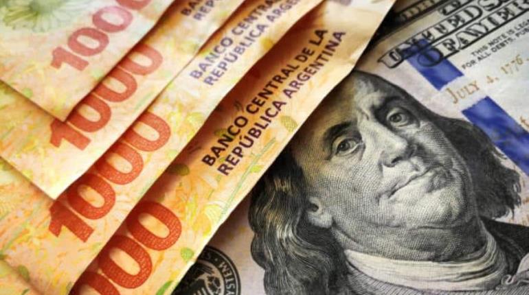 Milei devalúa moneda argentina más del doble y queda en 800 pesos por dólar