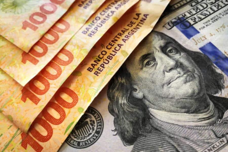 Milei devalúa moneda argentina más del doble y queda en 800 pesos por dólar