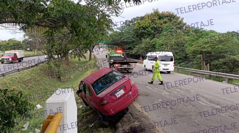 Cae carro en cuneta del puente Los Monos; lo habría sacado tráiler