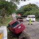 Cae carro en cuneta del puente Los Monos; lo habría sacado tráiler