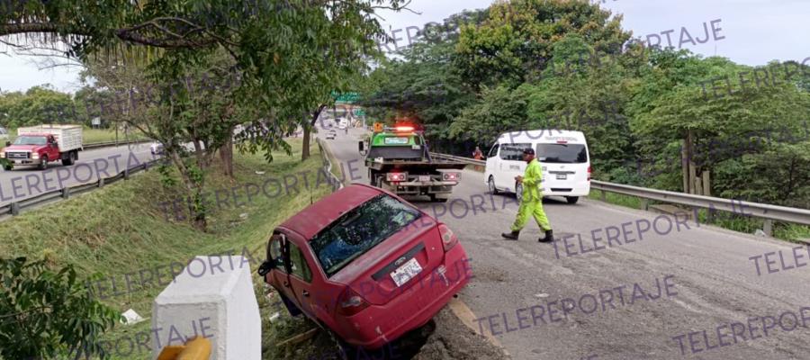 Cae carro en cuneta del puente Los Monos; lo habría sacado tráiler