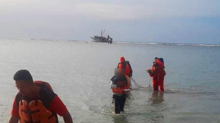 Rescatan a 6 tripulantes de buque que encalló en Veracruz