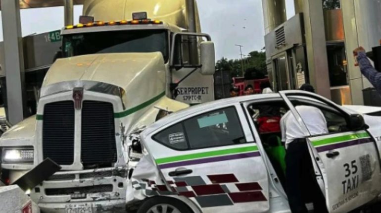 Tráiler se queda sin frenos y se impacta contra caseta de cobro en la Villahermosa-Macuspana