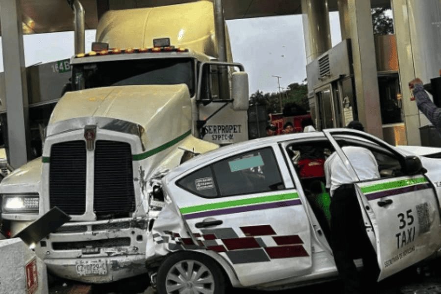 Tráiler se queda sin frenos y se impacta contra caseta de cobro en la Villahermosa-Macuspana