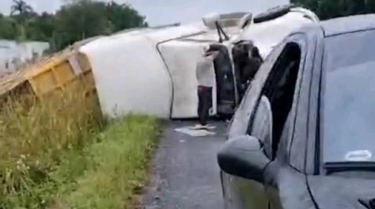 ¡Trailero se duerme al volante! Se sale de la Villahermosa-Macuspana