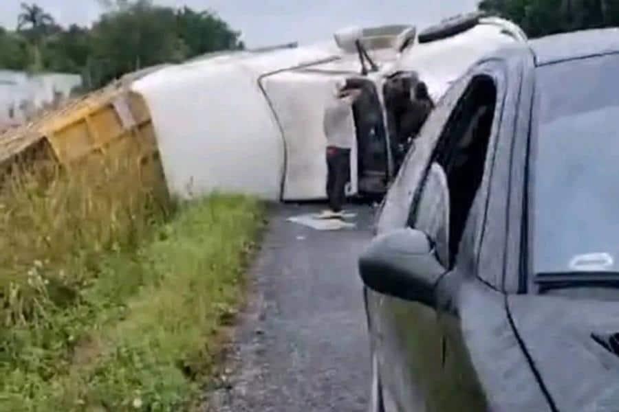 ¡Trailero se duerme al volante! Se sale de la Villahermosa-Macuspana