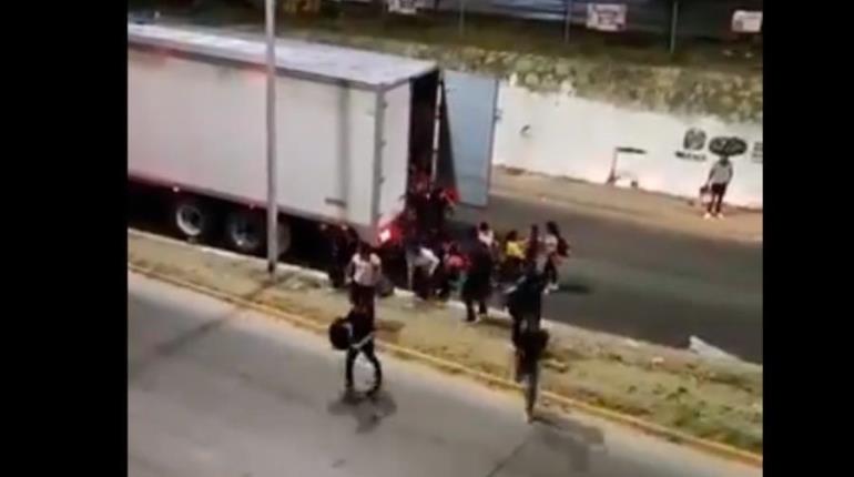 Migrantes huyen para no ser detenidos tras ser abandonados en un tráiler en Oaxaca