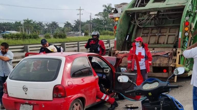 Se impacta contra camión de basura, queda prensado y fallece en la Cárdenas-Villahermosa