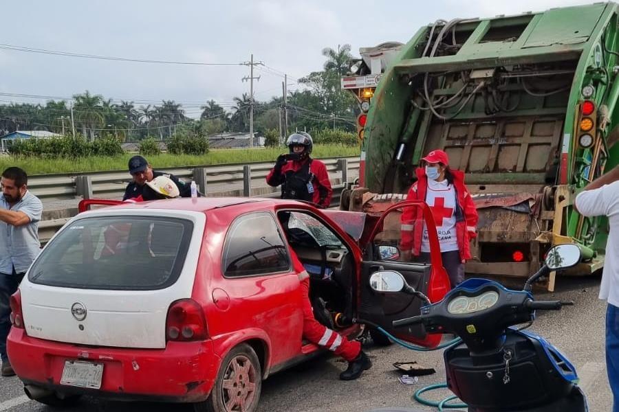 Se impacta contra camión de basura, queda prensado y fallece en la Cárdenas-Villahermosa