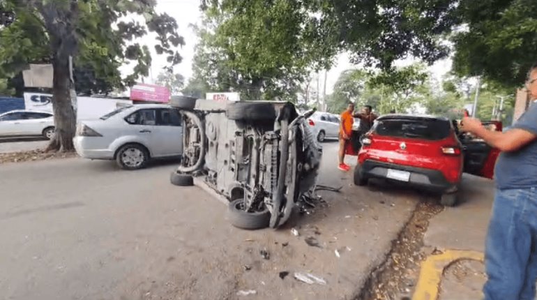 Pierde el control de auto, da vueltas y choca contra otro vehículo en avenida Esperanza Iris