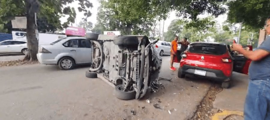 Pierde el control de auto, da vueltas y choca contra otro vehículo en avenida Esperanza Iris