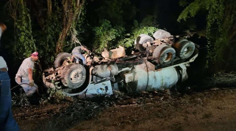 Vuelca revolvedora de cemento en el tramo Boca del Cerro, Tenosique