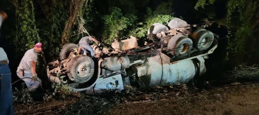 Vuelca revolvedora de cemento en el tramo Boca del Cerro, Tenosique