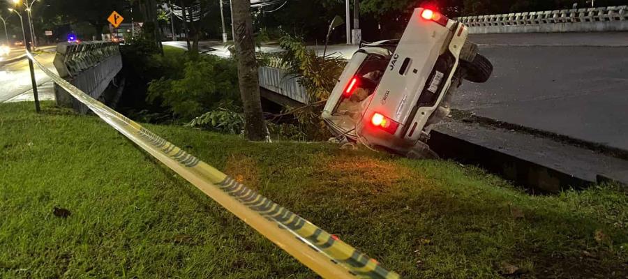 Muere conductor de camioneta tras impactarse contra cabezal de puente en Ruiz Cortines 