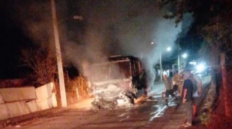 Hombres armados incendian camión de transporte en Temixco, Morelos