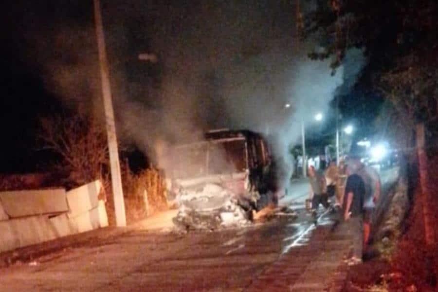 Hombres armados incendian camión de transporte en Temixco, Morelos