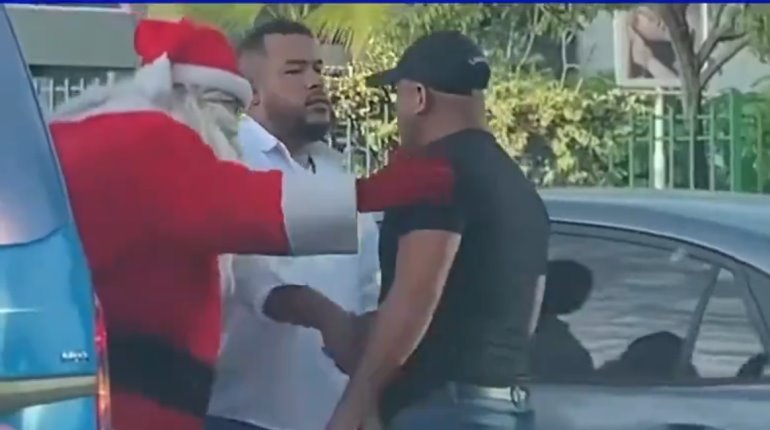 Santa Claus evita pelea entre conductores... ocurrió en Panamá