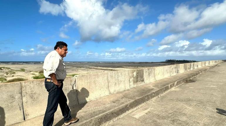 Recorre May por zona erosionada por el mar en Sánchez Magallanes, Cárdenas