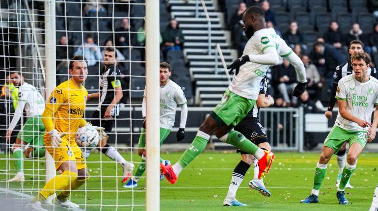 Santi Giménez da asistencia en goleada del Feyenoord al Heracles