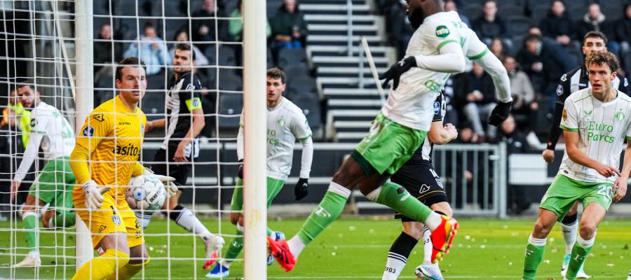 Santi Giménez da asistencia en goleada del Feyenoord al Heracles