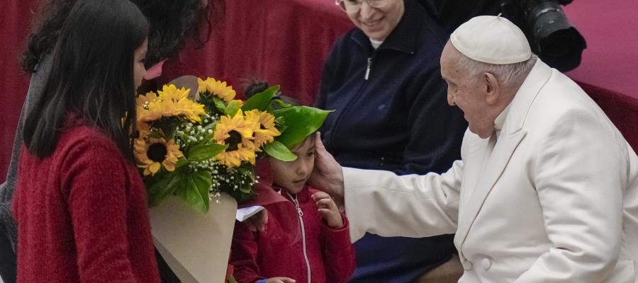 Ser "artesanos de paz" y "constructores del futuro" pide Papa a los niños