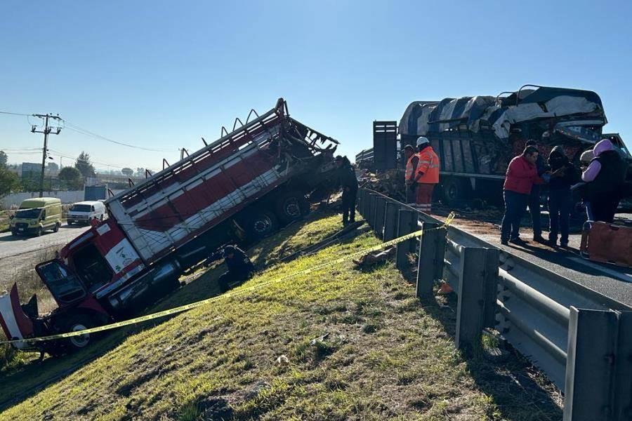 Mueren 7 personas por choque de dos camiones en Circuito Exterior Mexiquense