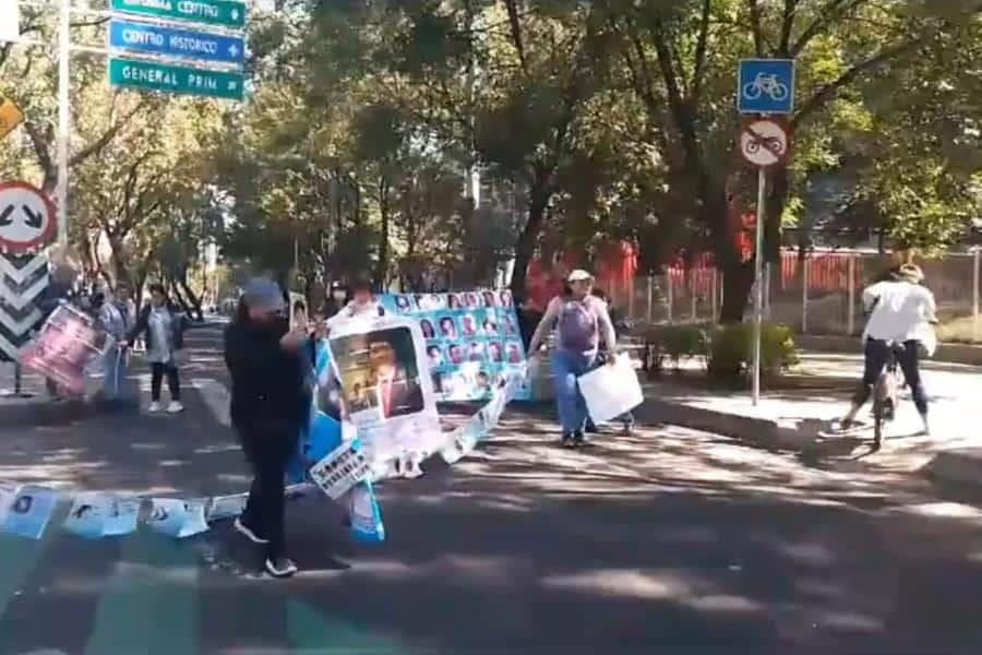 Familiares de personas desaparecidas realizan bloqueo en CDMX en rechazo al censo del gobierno