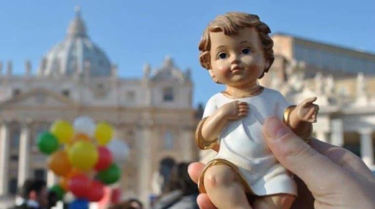 Bendice Papa "Niños Dios" y pide por menores que viven en guerras, migración y miseria