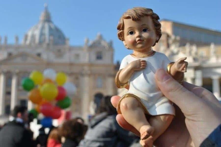 Bendice Papa "Niños Dios" y pide por menores que viven en guerras, migración y miseria